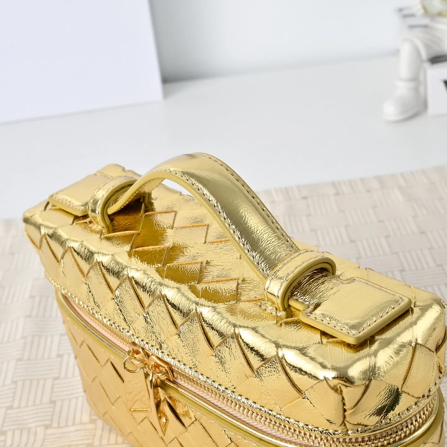 Batch 1360 #BV New Vanity Case Rope Cosmetic Bag, 🎈The metallic luster is super eye-catching, and it has a perfect sense of holiday atmosphere✨✨It adopts the brand’s most classic cowhide weaving, with two-way zipper opening and closing, the overall style is retro and elegant, the top handle can be adjusted, the shoulder strap can be adjusted at will, the hand-held elegant temperament, the cross-body casual and casual, unlocking various concave shape scenes🎬 Model: 9109 Dimensions: 22x12.5x5